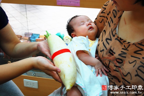 永谷寶寶(新北永和區嬰兒寶寶滿月剃頭理髮、免費嬰兒剃胎毛儀式吉祥話)。中國風會場，爸媽寶貝免費穿「日中韓」古裝禮服。專業拍照、DVD光碟、證書。★購買「臍帶章、肚臍章、胎毛筆刷印章」贈送：剃頭、收涎、抓周，三選一。 2015.11.17 照片13